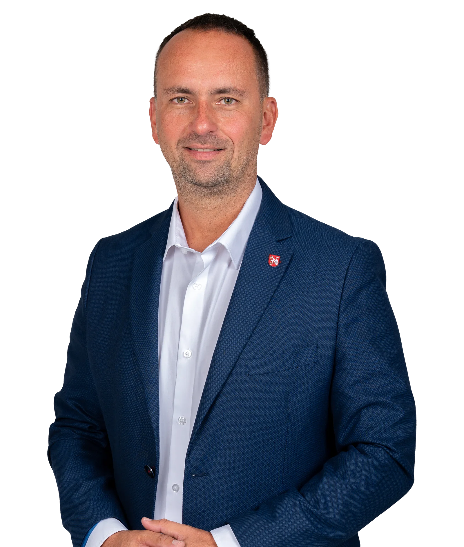 Usmievajúci sa Michal Vlček v modrom saku s erbom Vajnor na klope